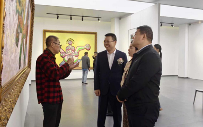 郭泰来为参展嘉宾讲解创作理念。