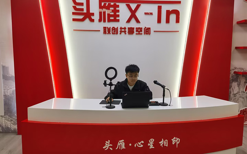 “雁小青”通过网络直播讲解真假烟鉴别技巧。郝敬帆摄