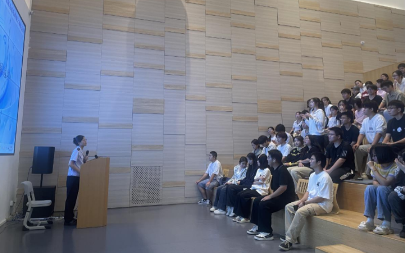 武汉市洪山区税务局走进中南民族大学和武汉职业技术大学。