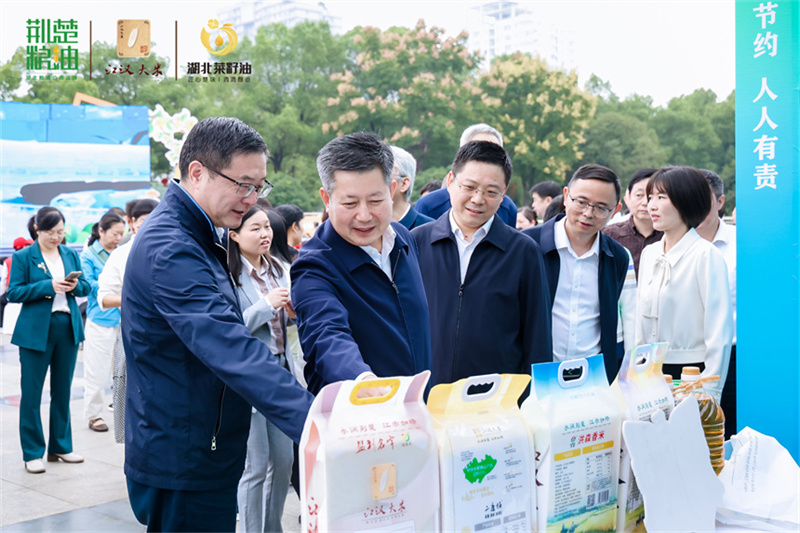 湖北省发改委党组成员,省粮食局党组书记、局长易俊东,咸宁市委常委、常务副市长王刚等领导在湖北优质粮油品牌主题展览区了解江汉大米情况