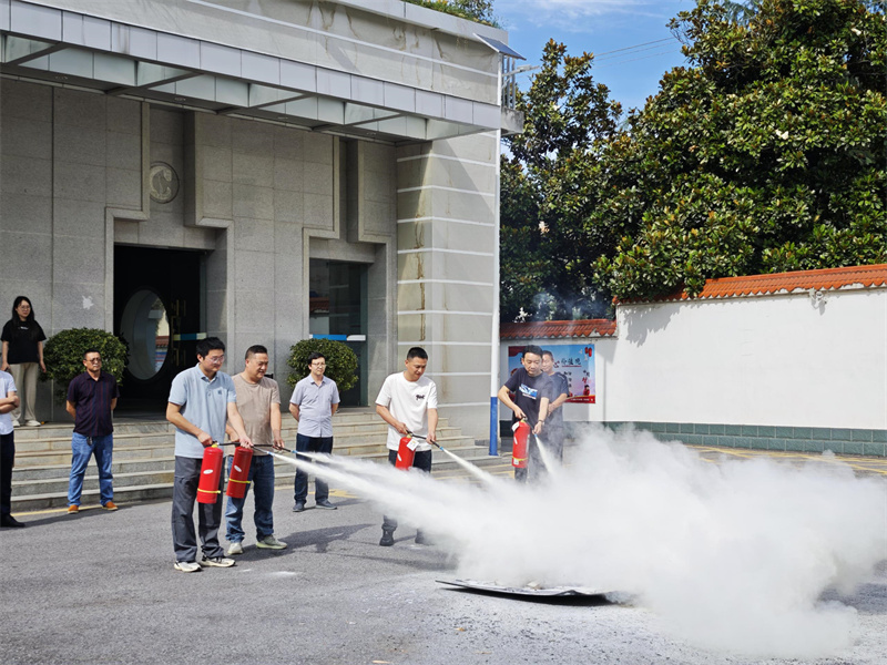 图为组织员工进行消防实战演练。杭忠旭摄