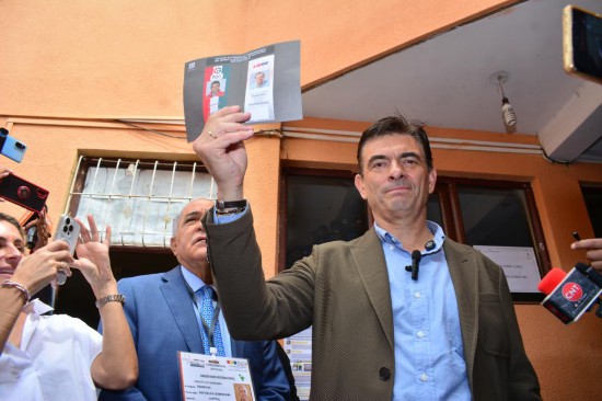 　　10月19日，在玻利维亚塔里哈，基督教民主党候选人罗德里戈·帕斯·佩雷拉在一处投票点展示手中选票。新华社发（雷纳尔多·巴尔加斯摄）
