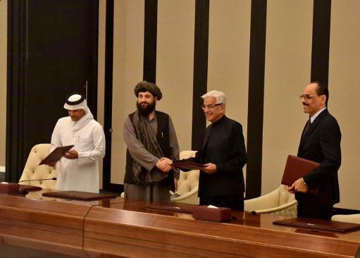 图为巴基斯坦国防部长赫瓦贾·阿西夫（右二）和阿富汗国防部长雅库布（左二）的握手画面。（图片来自于巴基斯坦国防部长赫瓦贾·阿西夫的社交媒体账号）