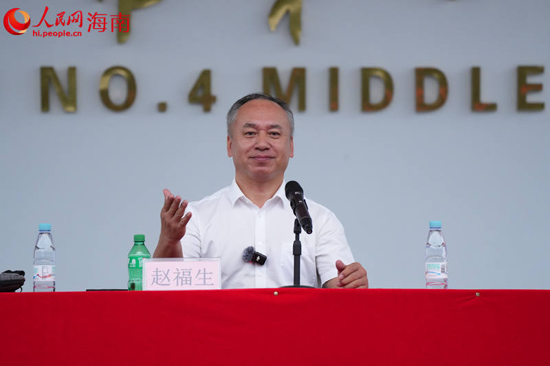 海南大学马克思主义学院教授赵福生为学生授课。 人民网记者 孟凡盛摄