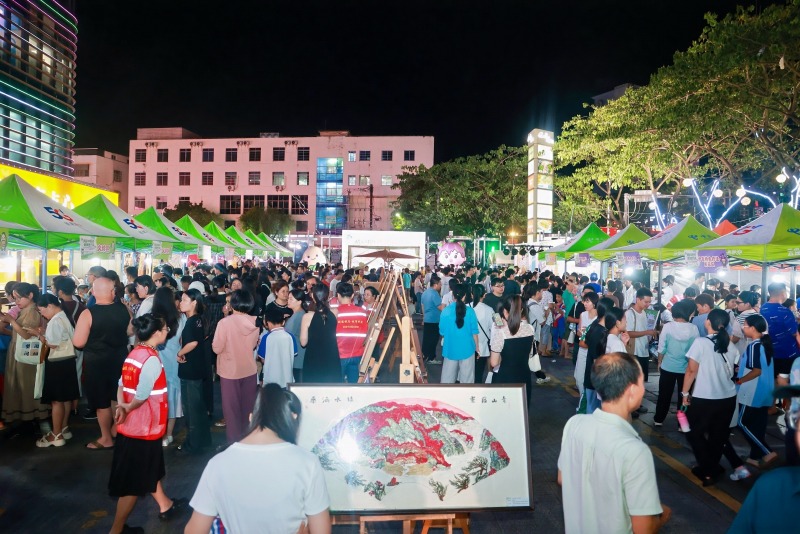 活动现场人山人海。