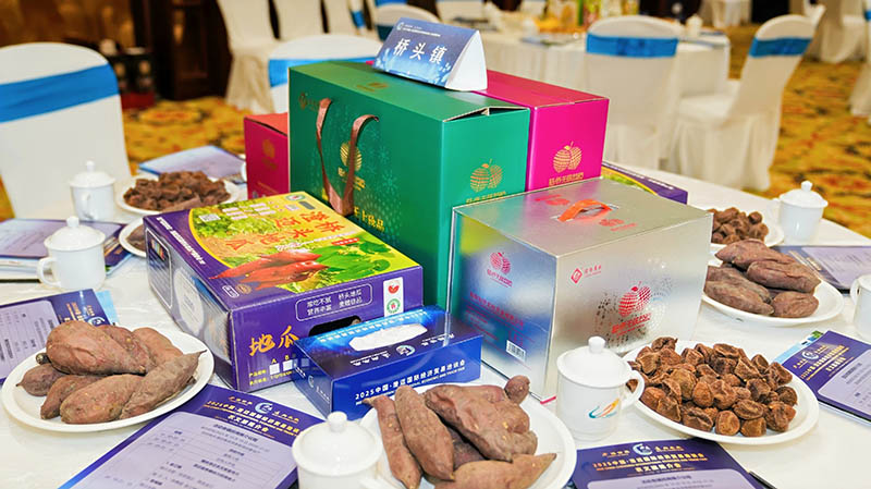 各镇将特色农产品带到了现场。主办方供图