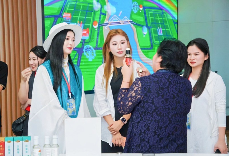 企业负责人向网络博主介绍产品。主办方供图