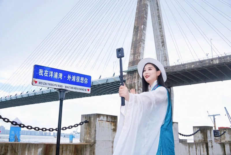 博主打卡洋浦大桥。主办方供图