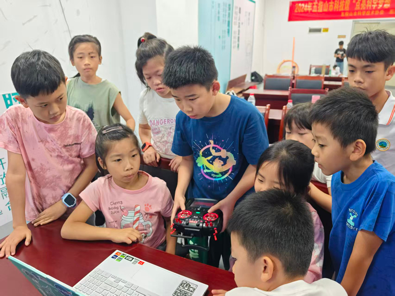 青少年学习无人机操作技能。五指山科协供图