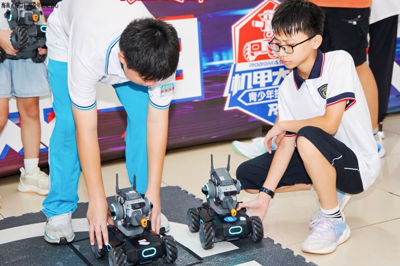 比赛现场,选手们激烈比拼。