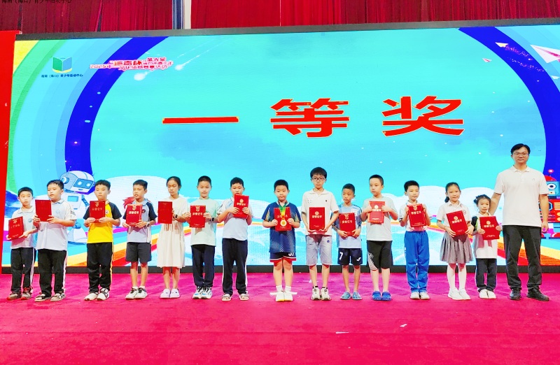 为获奖选手颁奖。