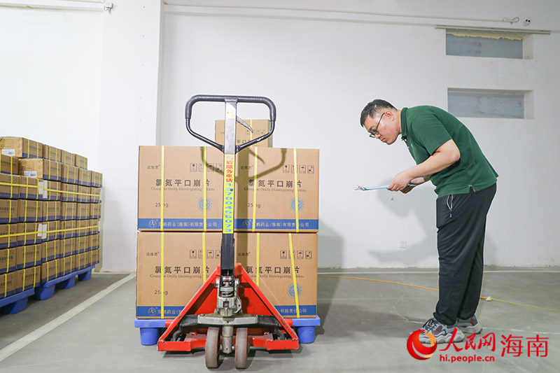 出货前，工作人员正在进行核对。人民网记者 牛良玉摄