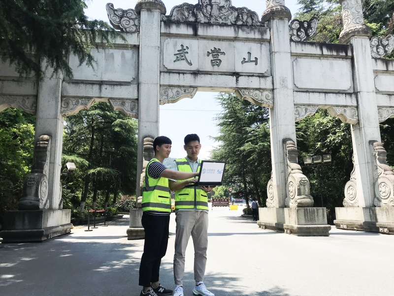 湖北移动技术人员在武当山景区进行网络优化。
