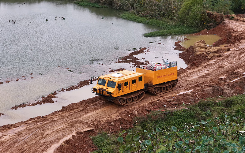 全地形运输车。
