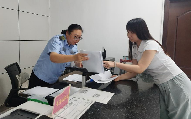 工作人员现场解答群众办证咨询。