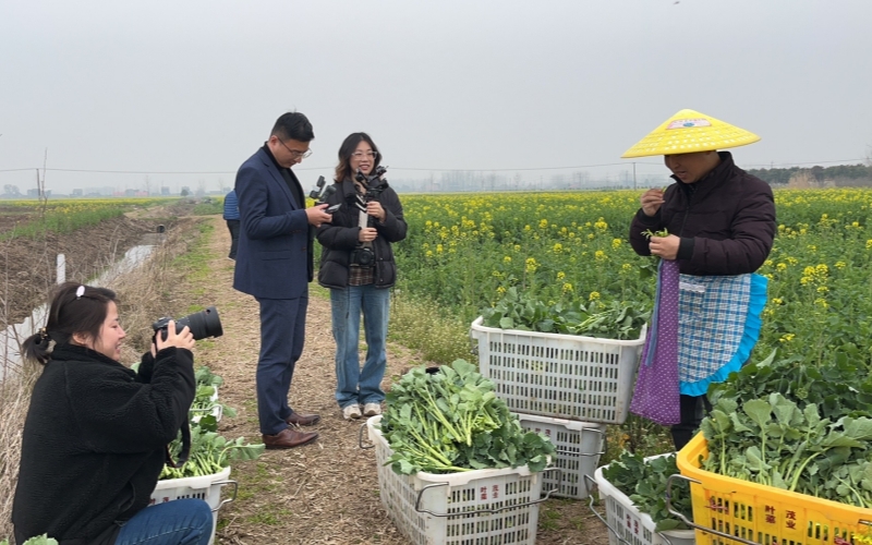 荆州市局(公司)党员在进行视频拍摄。