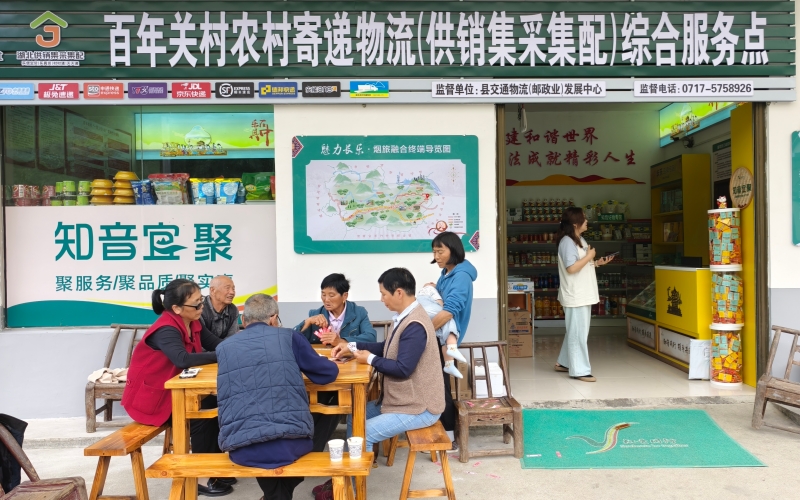 店铺已成为村民休闲的聚集地。