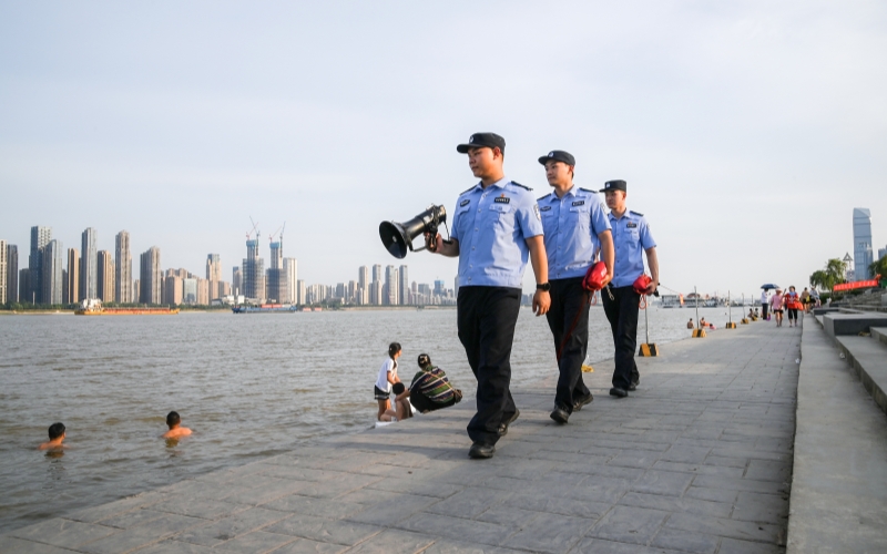 民警在江边巡逻执勤。