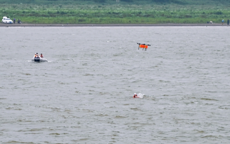 无人机联合救生艇开展江中救援。