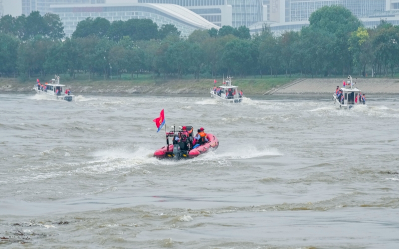 水警联合其他涉水单位开展实战演练。