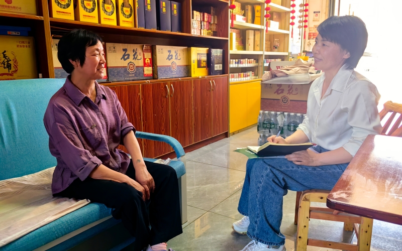 随烟物流纪检监督人员通过可视化平台查看作业现场。