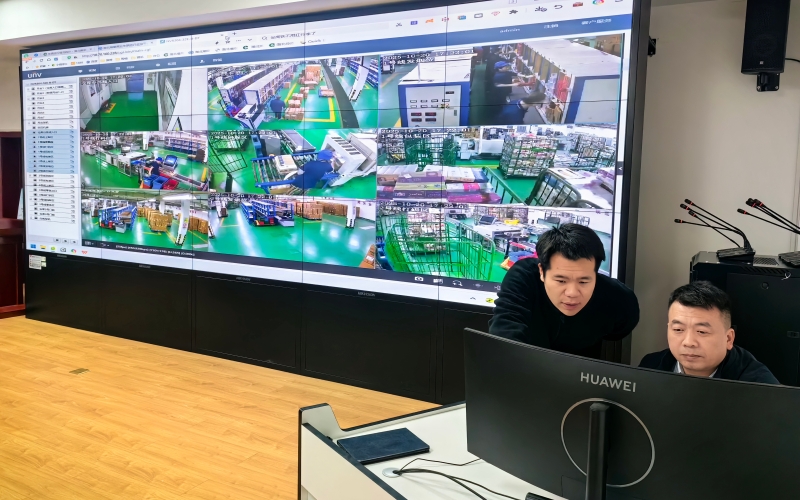 纪检监督人员通过可视化平台查看作业现场。