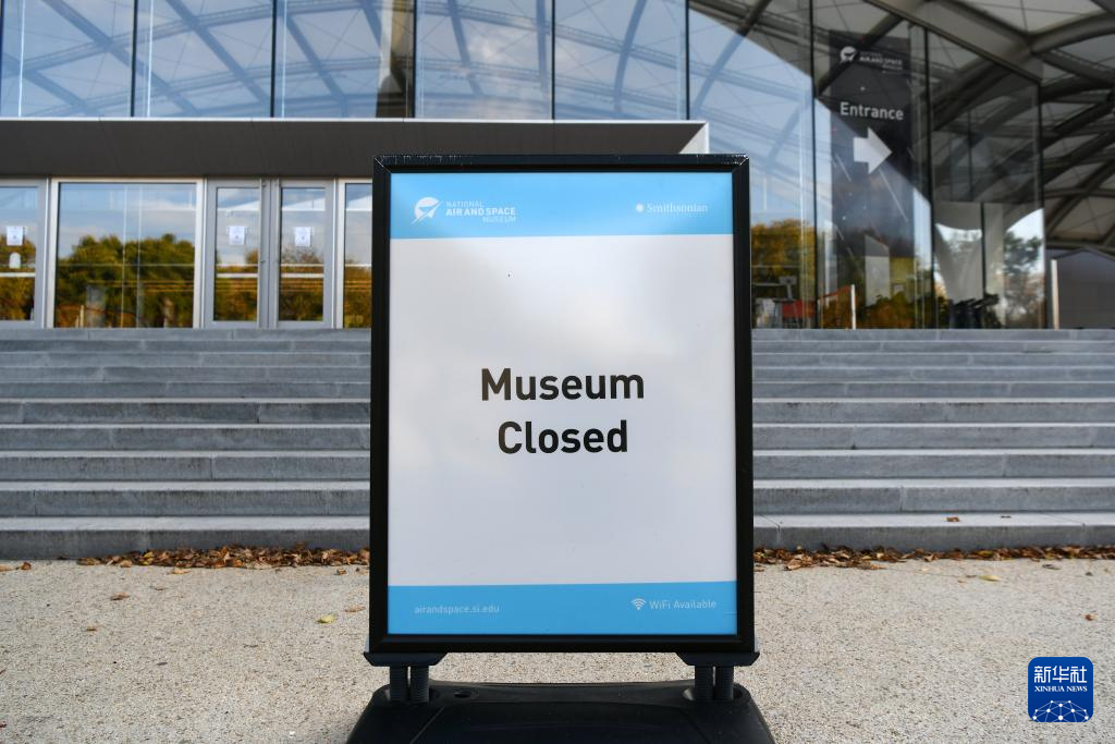 10月21日，公告牌显示位于美国华盛顿的美国国家航空航天博物馆因联邦政府“停摆”而关闭。新华社记者 李睿 摄