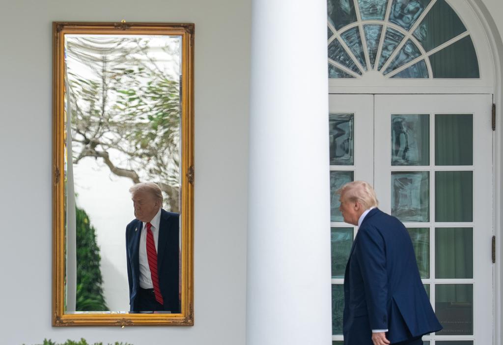 10月10日，在美国首都华盛顿，美国总统特朗普返回白宫。当日，美国联邦政府“停摆”进入第十天。白宫管理和预算办公室主任沃特在社交媒体上宣布，联邦政府裁员已经开始。新华社记者 胡友松 摄