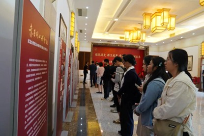 参加招待会的各界嘉宾和留学生代表观看台湾光复80周年历史图片展。中国驻越南大使馆供图