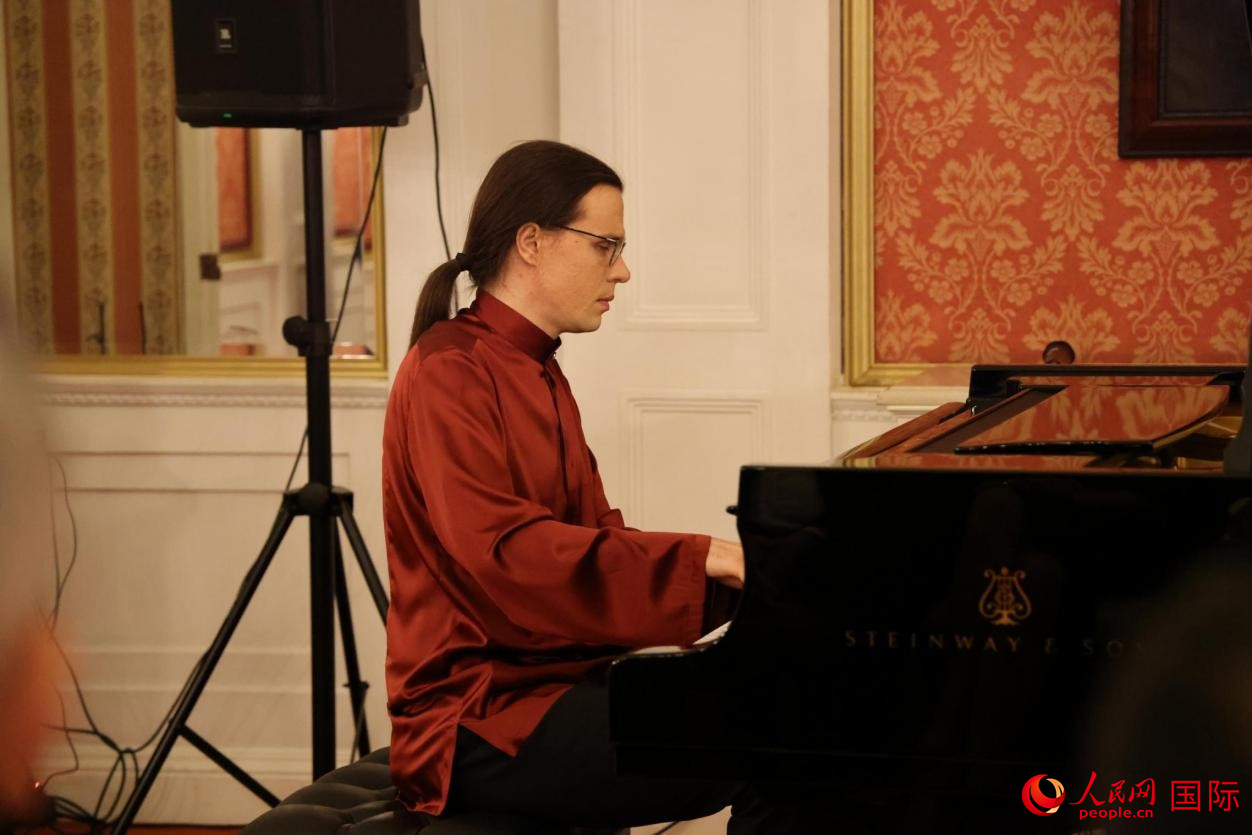 来自波兰的钢琴家亚当·卡乌杜斯基演奏。人民网记者 禹丽敏摄