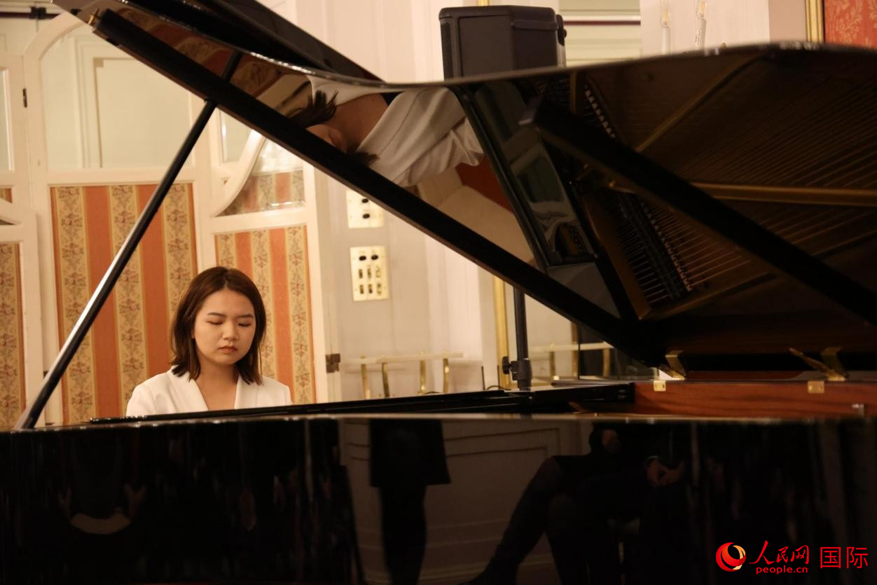 第十九届肖邦国际钢琴比赛第三名王紫桐演奏现场。人民网记者 禹丽敏摄