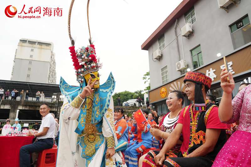 川剧变脸演员和台下观众互动。人们网记者 符武平摄