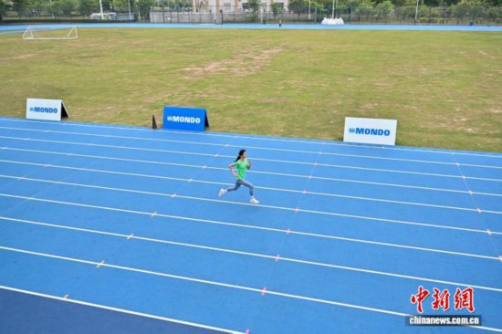 图为运动员在训练基地田竞场内训练。中新社记者 陈骥旻 摄