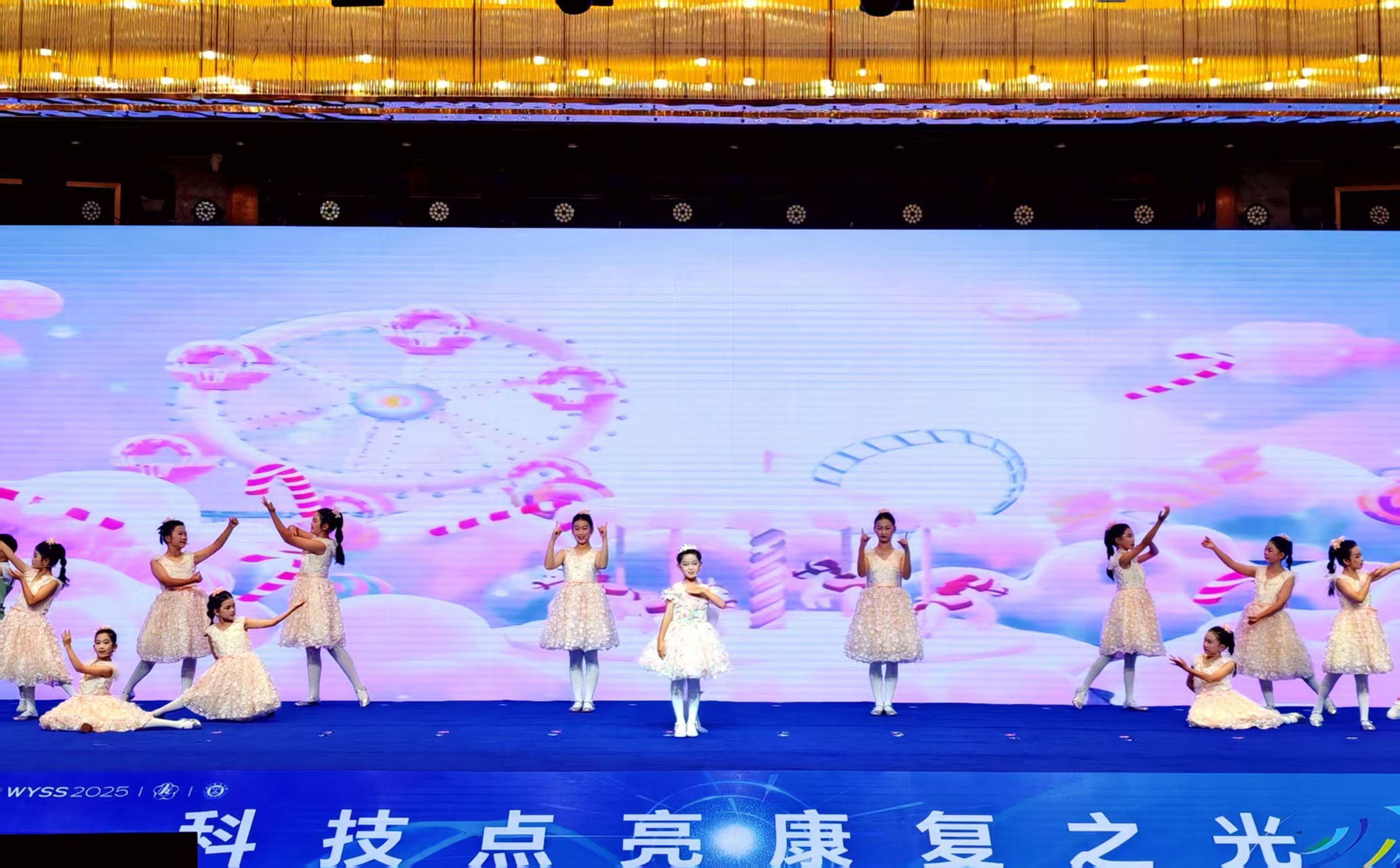 浙江省台州市残联少儿艺术团的开场表演。人民网记者 王子锋摄