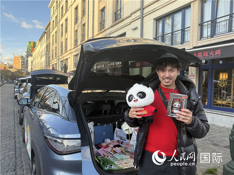 图片说明:熊猫车队在布鲁塞尔街头的后备箱集市。 牛瑞飞摄