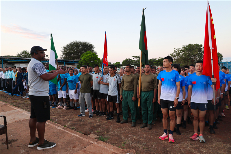 裁判向参赛队员宣布比赛规则。韩瑞田摄
