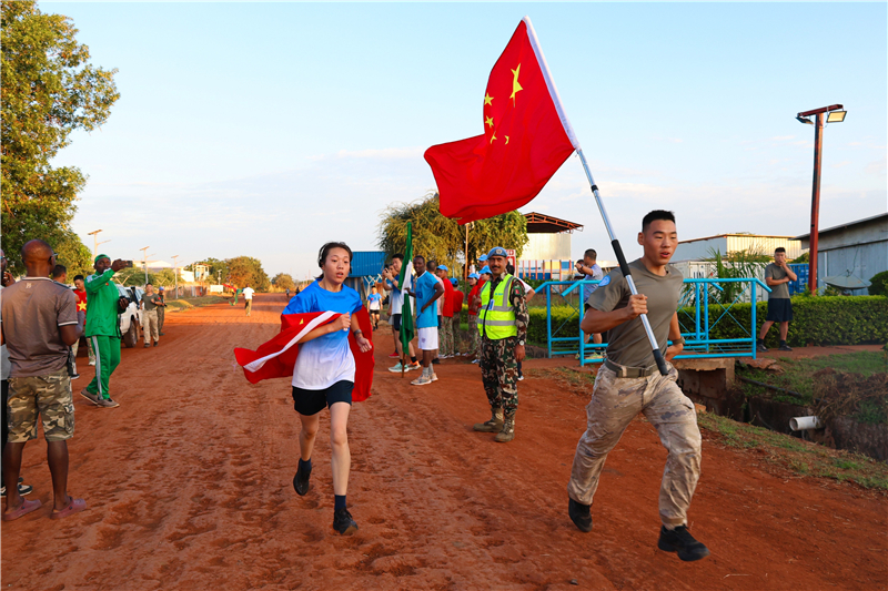 中国参赛队员向终点冲刺。韩瑞田摄