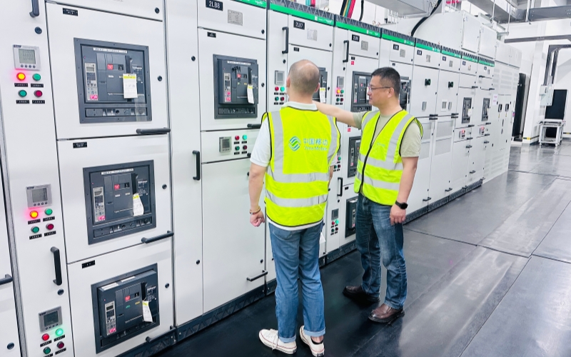 移动工程师在数据中心维护设备。