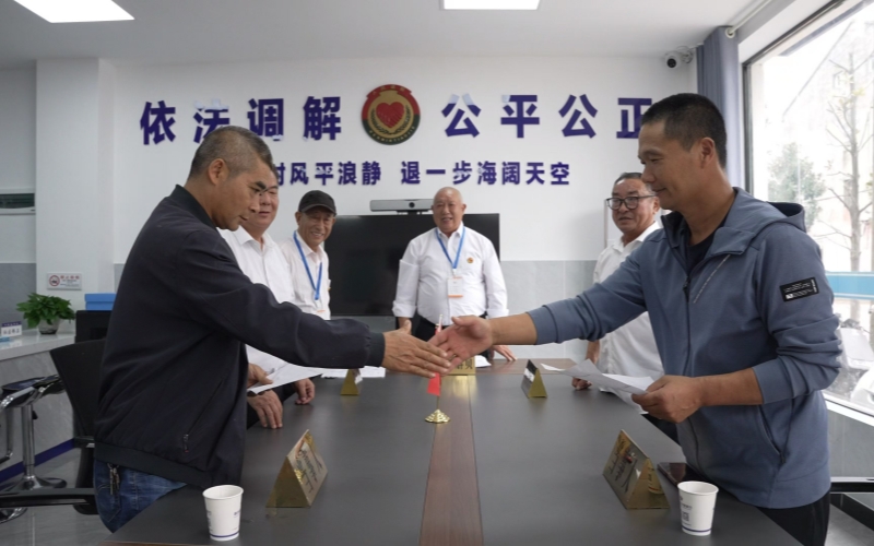 调解现场。潜江市委宣传部供图