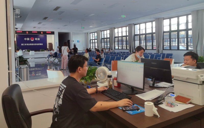 “一个窗口”登记受理群众诉求。潜江市委宣传部供图