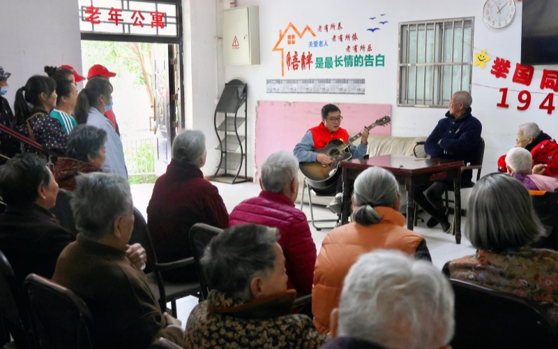 王童童等卷烟零售户与烟草工作人员前往敬老院慰问。