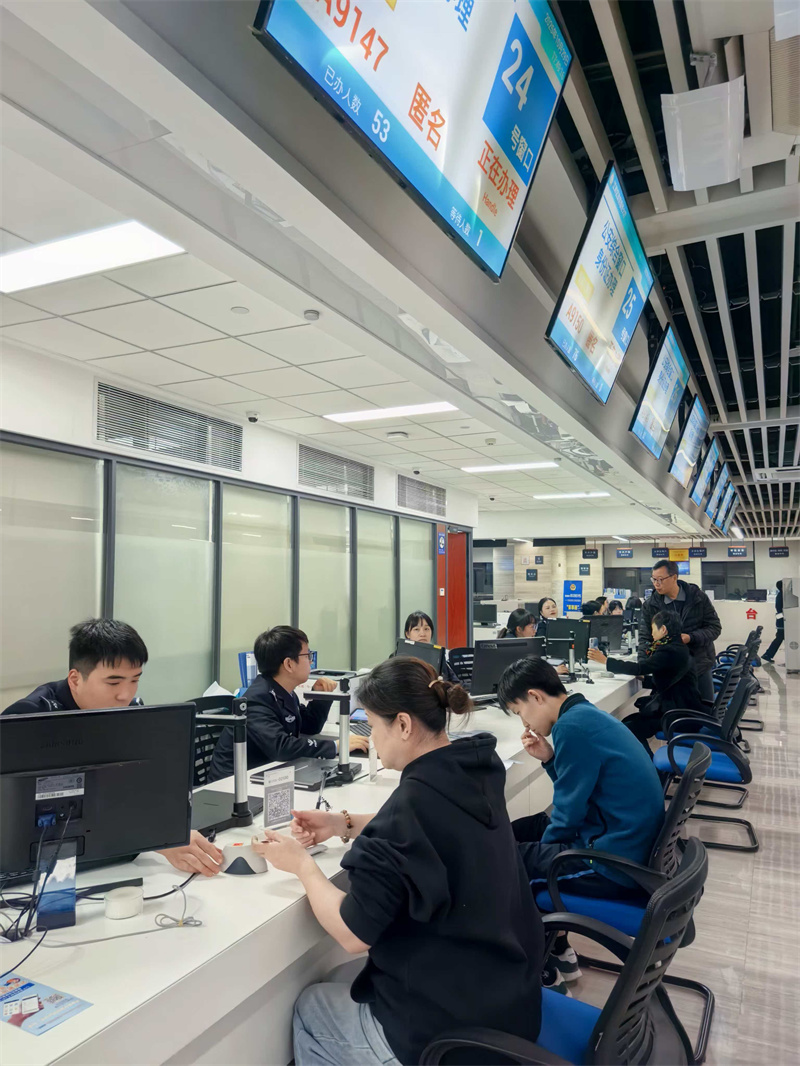 武汉市公安局身份证办理“夜间专场”现场