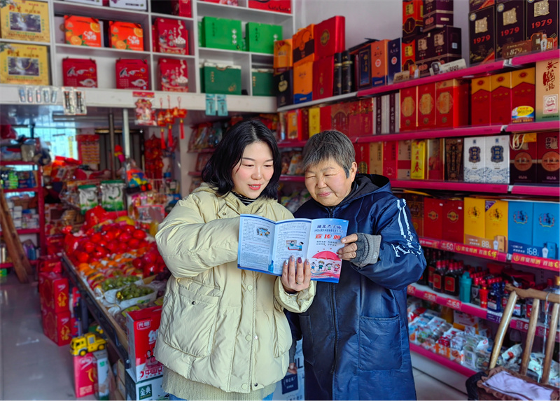 工作人员为零售户上门“送法”