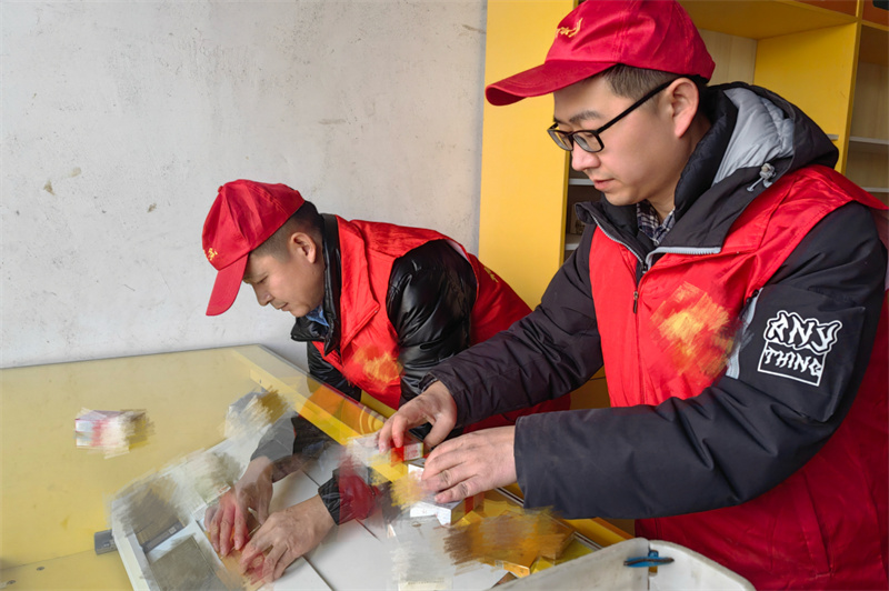 志愿服务队帮助汪老板重整店铺环境