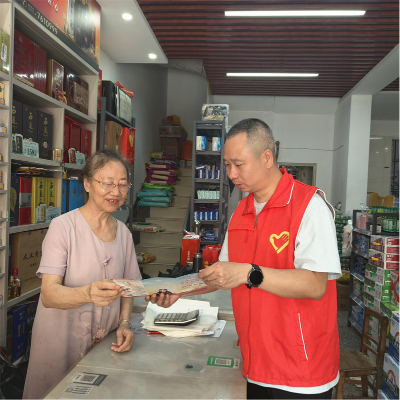 客户经理驻店经营指导辖区老年客户，传授防范诈骗相关知识