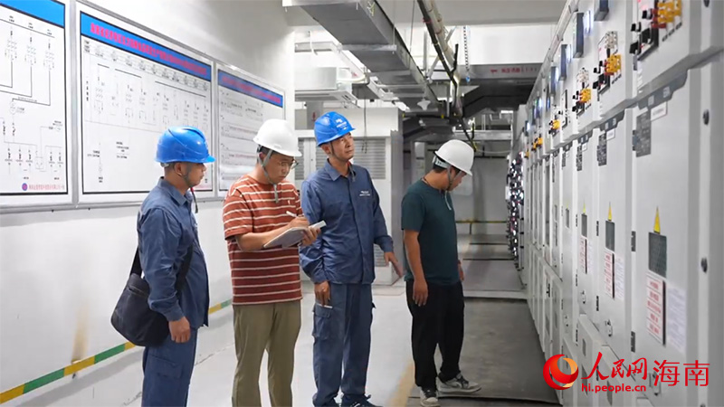 企业秘书和供电所工作人员一同走进企业配电房。人民网记者 牛良玉摄