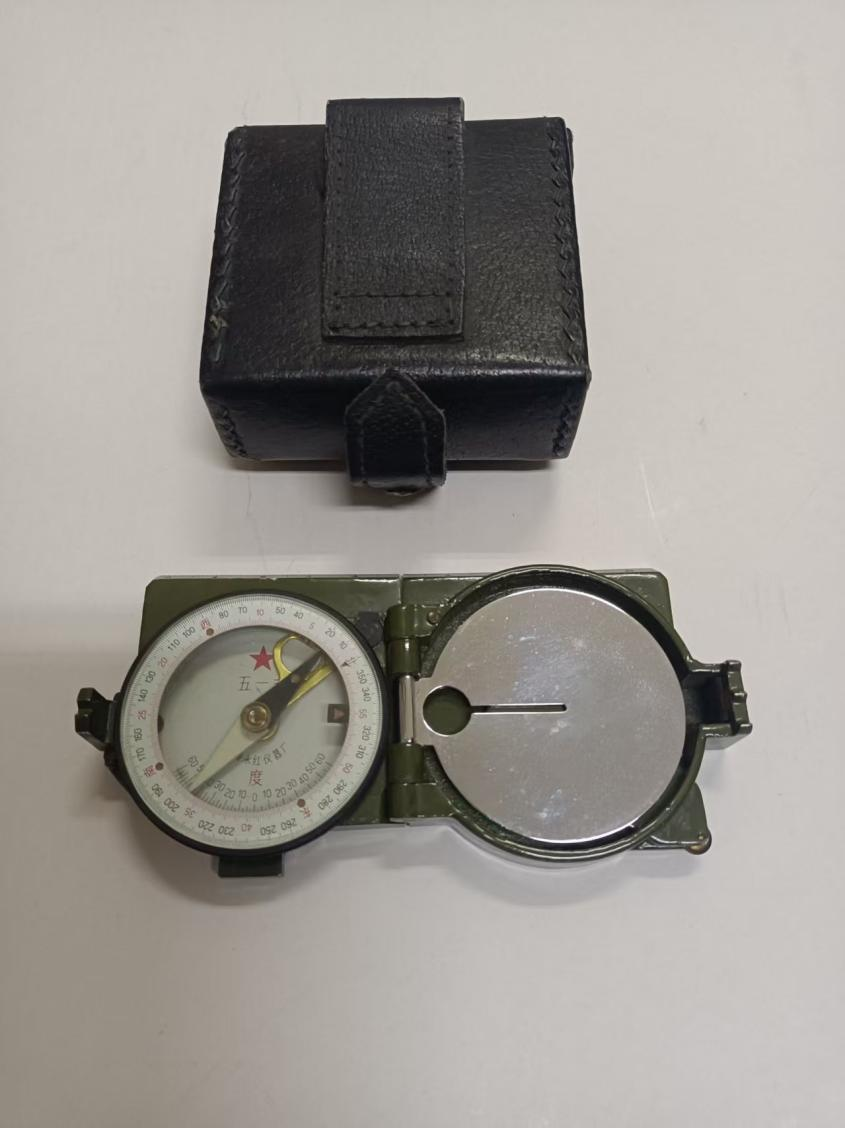 吴波所携带的老式金属罗盘。受访者供图