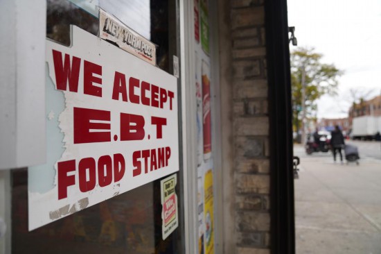 这是10月31日在美国纽约拍摄的一家接受“补充营养援助计划”食品券的商店。新华社记者张凤国摄