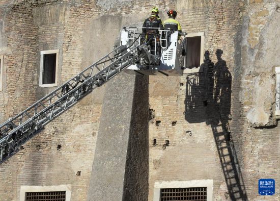 11月3日,在意大利罗马,消防员在查看事故现场。新华社发(阿尔贝托·林格利亚摄)