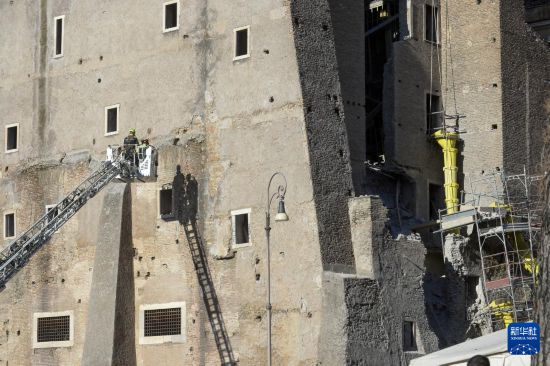 11月3日,在意大利罗马,消防员在查看事故现场。新华社发(阿尔贝托·林格利亚摄)